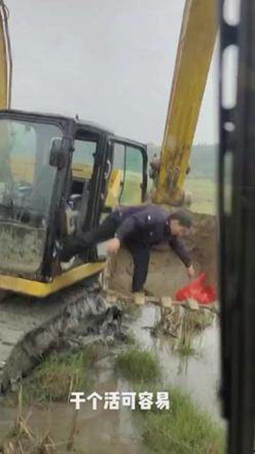 网红挖掘机吃瓜少女,揭秘网络红人的真实一面  第1张